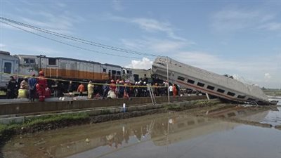 مصرع وإصابة 31 شخصا في اصطدام قطارين بإندونيسيا (فيديو وصور)