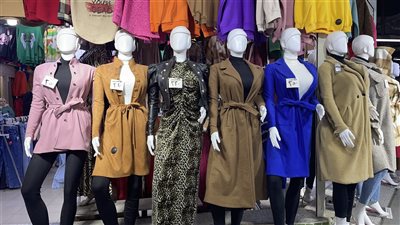 إقبال على شراء الملابس الشتوي مع احتفالات عيد الميلاد وهذه أسعارها بعد الخصومات (فيديو وصور)