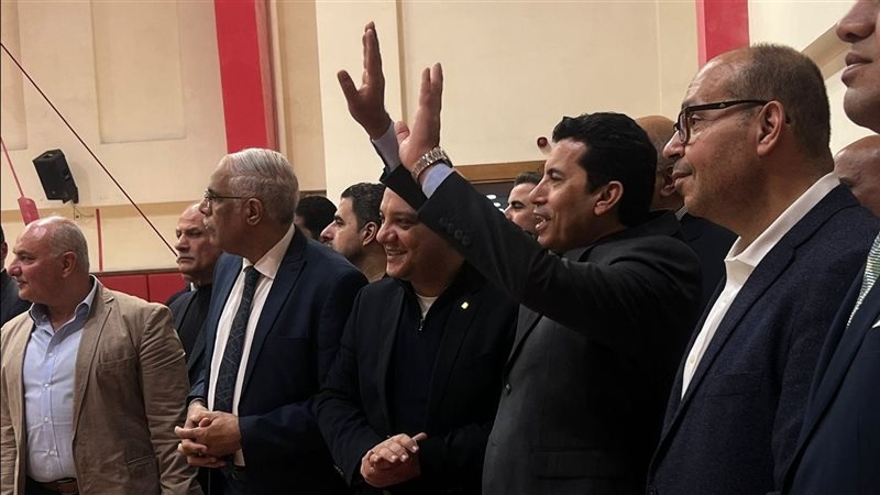 أشرف صبحي يلتقي لاعبي
