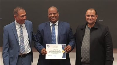 تكريم مدير مركز سيطرة الشبكة الوطنية الموحدة للطوارئ والسلامة العامة بالأقصر