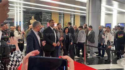 فرقة موسيقية تستقبل جمهور إسعاد يونس في العرض الخاص لفيلم عصابة عظيمة (فيديو وصور)