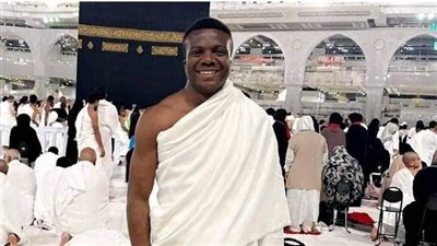 نوهو تولو لاعب منتخب الكاميرون يؤدي مناسك العمرة قبل أمم إفريقيا (صورة) 