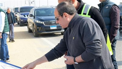 السيسي يتفقد عددا من الطرق والمحاور (صور)
