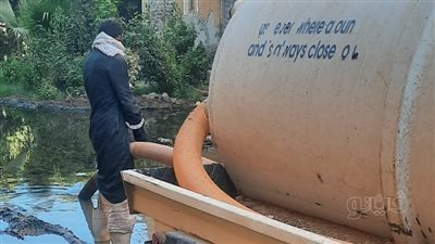 تحركات عاجلة لإنهاء أزمة مياه المجاري بقرية الدير في الأقصر (صور)