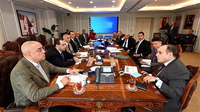 وزيرا الإسكان والتجارة يناقشان مقترحات تطوير المناطق الصناعية بالمدن الجديدة