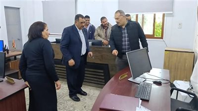 رئيس مياه الأقصر يتفقد غرفة عمليات الخط الساخن 