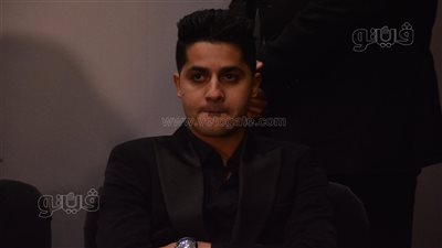 كان في ناس بتحبطني، عنبة يبكي في المؤتمر الصحفي لفيلم عصابة عظيمة