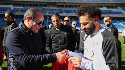 محمد صلاح يهدي الرئيس السيسي قميص المنتخب الوطني