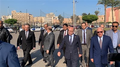 محافظ بورسعيد ووزير العدل يتفقدان ساحة الشهداء بحي الشرق (صور)