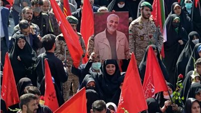العالم يترقب الانتقام.. إيران ترفع الراية الحمراء على مسجد المهدي المنتظر.. الثأر لضحايا تفجيرات ضريح قاسم سليماني «أبرز المطالب».. وهذا سر عبارة «يا لثارات الحسين» 