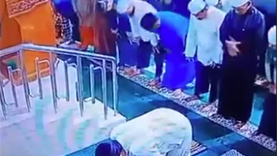 وفاة إمام مسجد أثناء سجوده، ونشطاء: محاولة إسعافه أولى من استكمال الصلاة (فيديو)