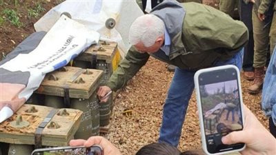 نائب الرئيس الأمريكي السابق يوقع على قذيفة إسرائيلية قبل إطلاقها نحو لبنان (صور)