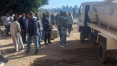 لليوم الثاني، تعزيزات مكثفة لشفط مياه المجاري بقرية الدير بالأقصر (صور)