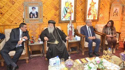 وزيرا التنمية المحلية والتموين ونائب محافظ البحيرة يهنئون الأنبا باخوميوس بعيد الميلاد (صور)