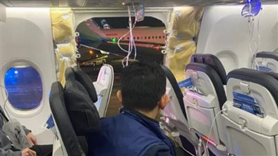 خطوط ألاسكا الجوية توقف أسطول بوينج بالكامل بعد تحطم نافذة طائرة في الجو 