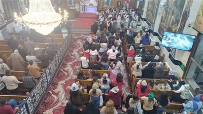 توافد الأقباط لحضور قداس عيد الميلاد المجيد بدشنا (فيديو)
