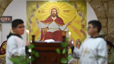 عشرات الأقباط يحضرون الاحتفال بعيد الميلاد في دير سمعان الخراز (صور)