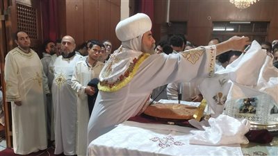 قساوسة أسيوط يؤدون طقوس عيد الميلاد بالتناول واختيار المحمل (فيديو) 