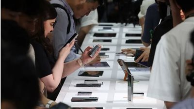 هواتف ذكية، تصلح نفسها وتشحن بالطاقة الشمسية