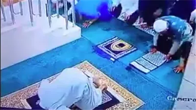 بعد واقعة مسجد إندونيسيا، هل يجوز قطع الصلاة حال وقوع خطر يهدد حياة الإمام أو المصلي؟ 