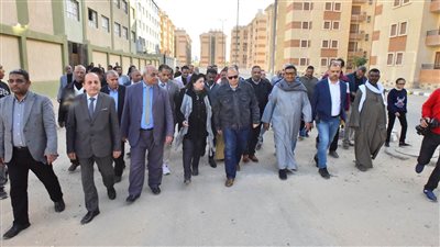 محافظ أسيوط يناقش مشكلات مدينة 30 يونيو وطرح محالها التجارية في المزاد (صور) 