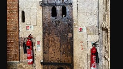 عمره 400 عام، أقدم باب لدخول وخروج القطط لا يزال مفتوحا حتى الآن