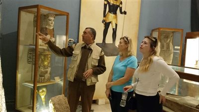 متحف الإسماعيلية يستقبل وفدا سياحيا أجنبيا للتعرف على تاريخ منطقة القناة (صور) 