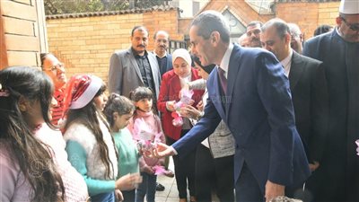 محافظ الغربية يزور المطرانية والكنيسة الإنجيلية بطنطا ويوزع هدايا على الأطفال (صور)