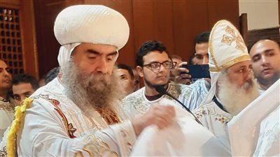 أقباط أسيوط يقيمون قداس عيد الميلاد وسط أصوات الأجراس والزغاريد (فيديو) 