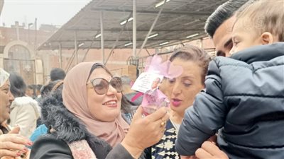 رئيسة مدينة السنطة بالغربية توزع هدايا على أطفال الكنيسة (صور) 