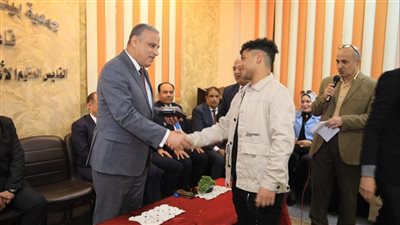 محافظ سوهاج يشارك أطفال 