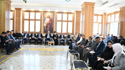 الداوودى يختتم جولته بتهنئة أقباط قنا بعيد الميلاد 