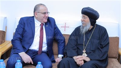 مساعد وزير الداخلية للمنطقة الجنوبية يزور مطرانية إسنا للتهنئة بعيد الميلاد (صور)