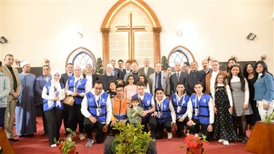 محافظ أسيوط يختتم جولاته لتقديم التهنئة بعيد الميلاد المجيد بزيارة الكنيسة الإنجيلية