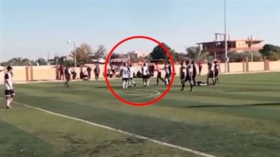 إلغاء مباراة شباب الخربة و6 أكتوبر بعد الاعتداء علي الحكم (فيديو)