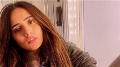 أول صورة للفنانة زينة بعد إصابتها نتيجة سقوطها 