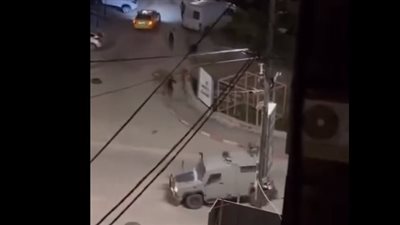 مستوطن يؤدي طقوسًا تلمودية على جبال سنجل في رام الله