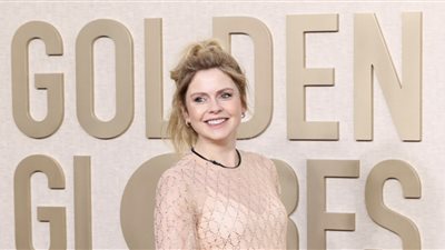 روز ماكيفر تستعرض حملها على السجادة الحمراء للجولدن جلوب (فيديو)