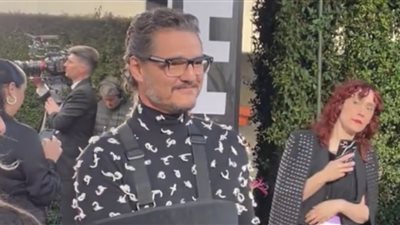 بيدرو باسكال يظهر مصابا على السجادة الحمراء للجولدن جلوب (فيديو)