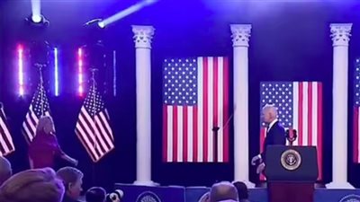 زوجة الرئيس الأمريكي تسارع لإنقاذه بعد سقطة جديدة (فيديو)