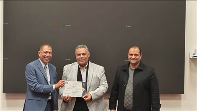 وزارة التنمية المحلية تكرم مدير مركز سيطرة الشبكة الوطنية بأسيوط