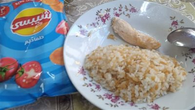 ملعقتين أرز ونسيرة فراخ، شكاوى من وجبات المدن الجامعية بالإسكندرية والجامعة ترد (صور)