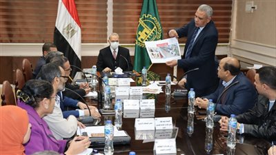 محافظ القليوبية يناقش إنشاء مركز خدمات مصر للتسهيل على المواطنين 