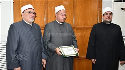 فوز وكيل أوقاف بني سويف و3 أئمة وعامل بجائزة التميز الوظيفي (صور)