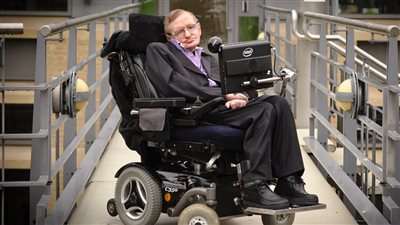 في ذكرى ميلاده، كل ما تحتاج معرفته عن مرض ستيفن هوكينج 