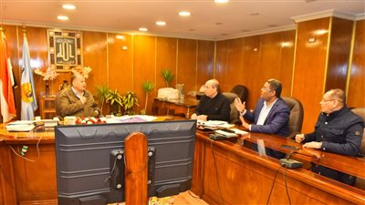 محافظ أسيوط يناقش مع مديرية الإسكان مشروعات برنامج التنمية المحلية