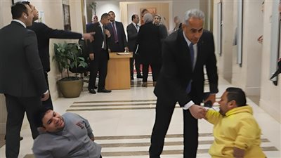 حسن شحاتة يستقبل مواطنًا من ذوي الهمم ويوفر فرصة عمل له (صور) 