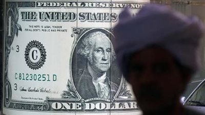 أخبار الاقتصاد اليوم: سعر الدولار يصل لـ 60 جنيها بالسوق السوداء.. وجرام الذهب عيار 18 يتخطى الـ 3 آلاف جنيه