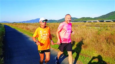 كفيف يركض 2250 كيلومترًا لدعم المرضى