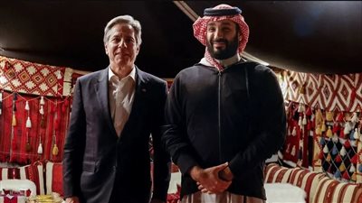 قمة فى خيمة بدوية، محمد بن سلمان يلتقي وزير خارجية أمريكا بمدينة العلا السعودية (فيديو)